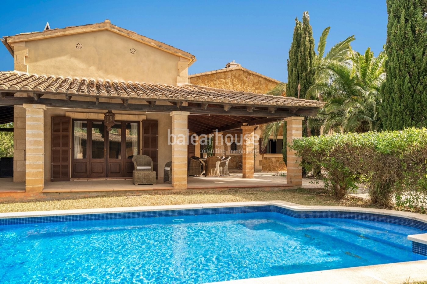 Beautiful property in Establiments full of charm, with terraces and gardens to enjoy all year round.