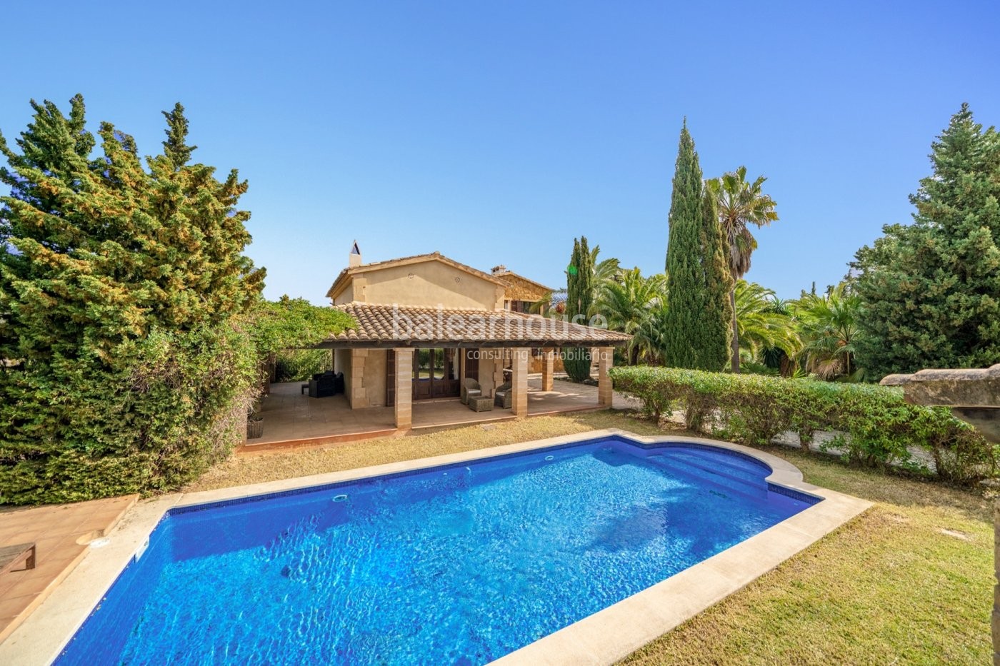 Beautiful property in Establiments full of charm, with terraces and gardens to enjoy all year round.