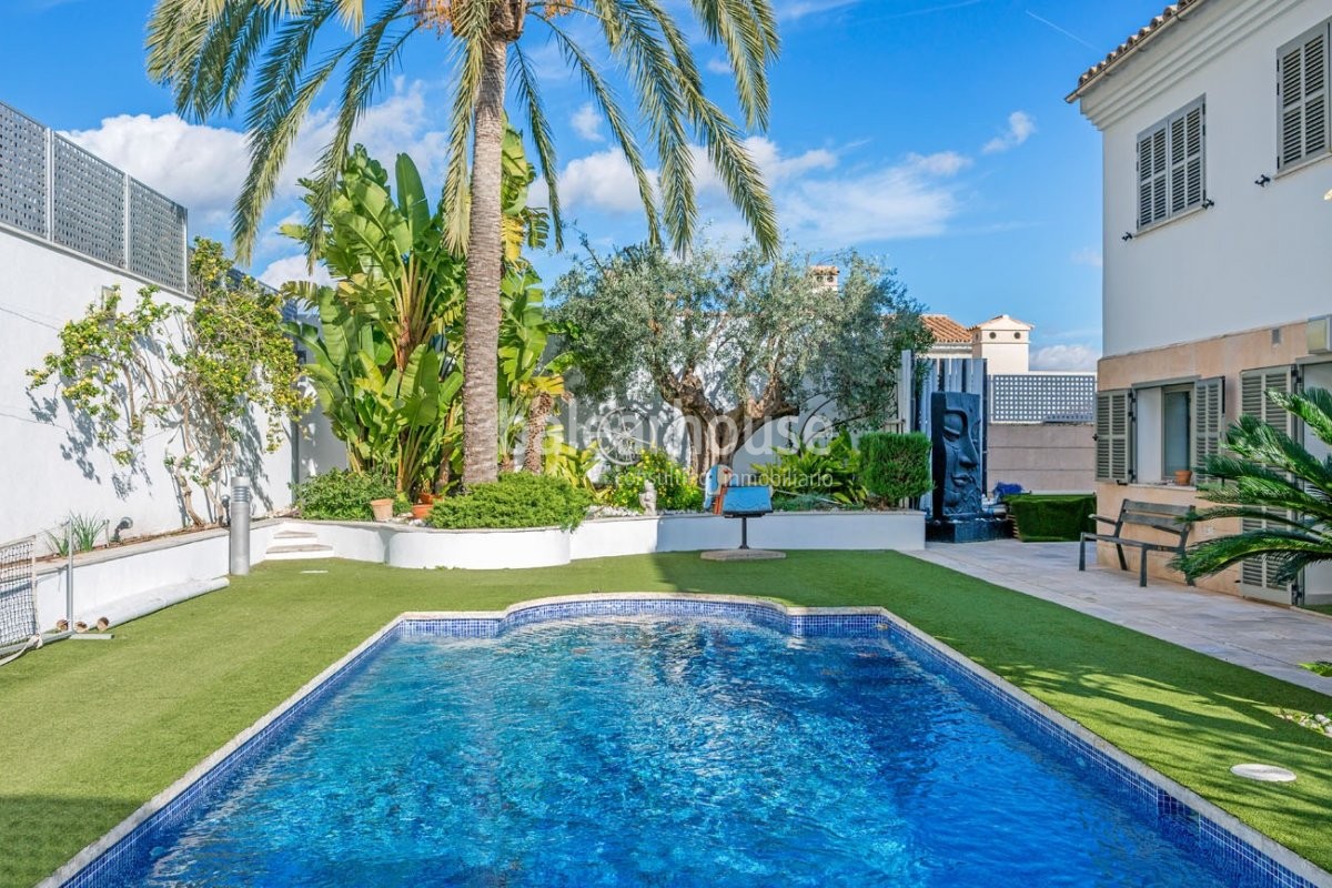 Oasis único de bienestar con vistas al mar desde este precioso chalet en Génova.
