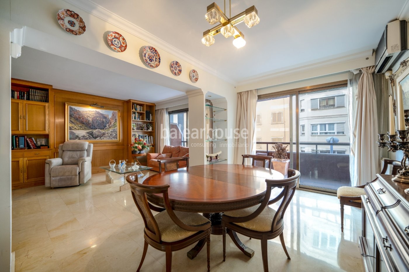 Piso de grandes dimensiones y orientado al sur en una ubicación excelente del centro de Palma