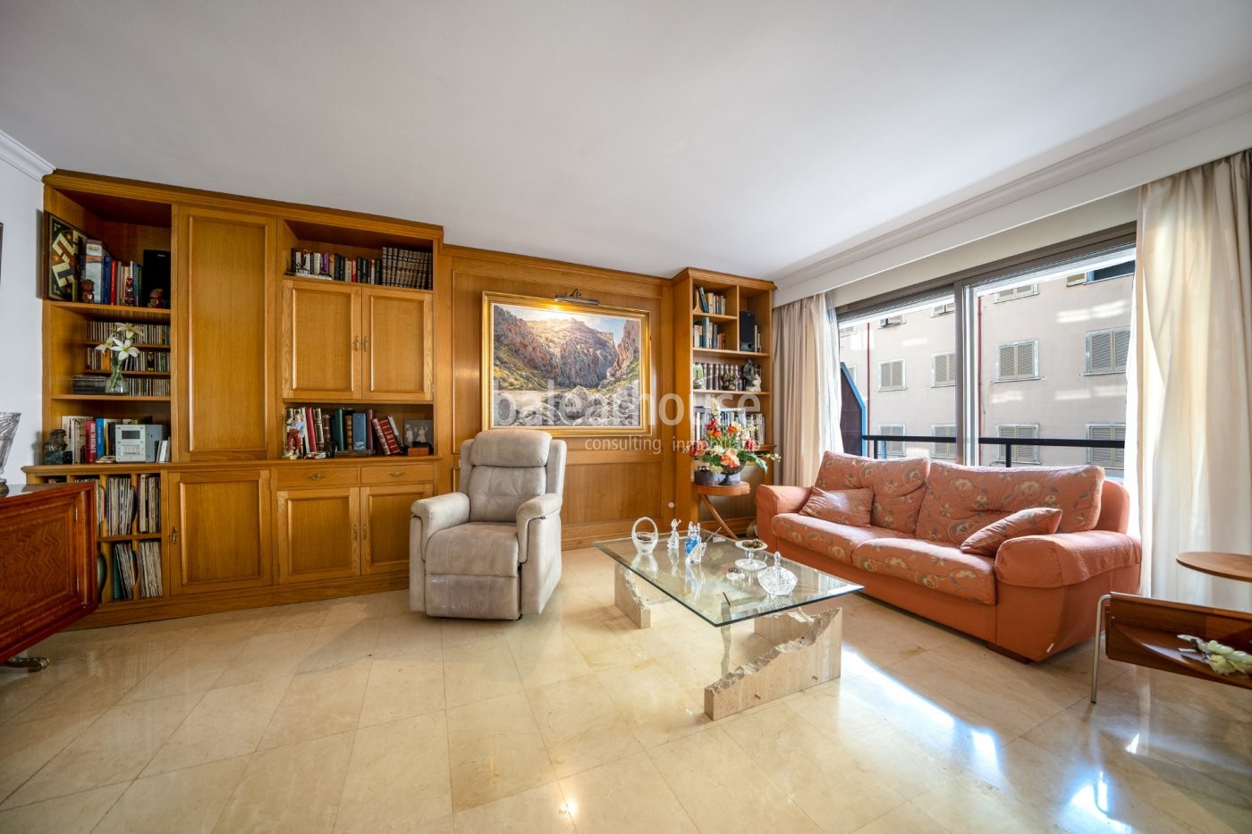 Piso de grandes dimensiones y orientado al sur en una ubicación excelente del centro de Palma