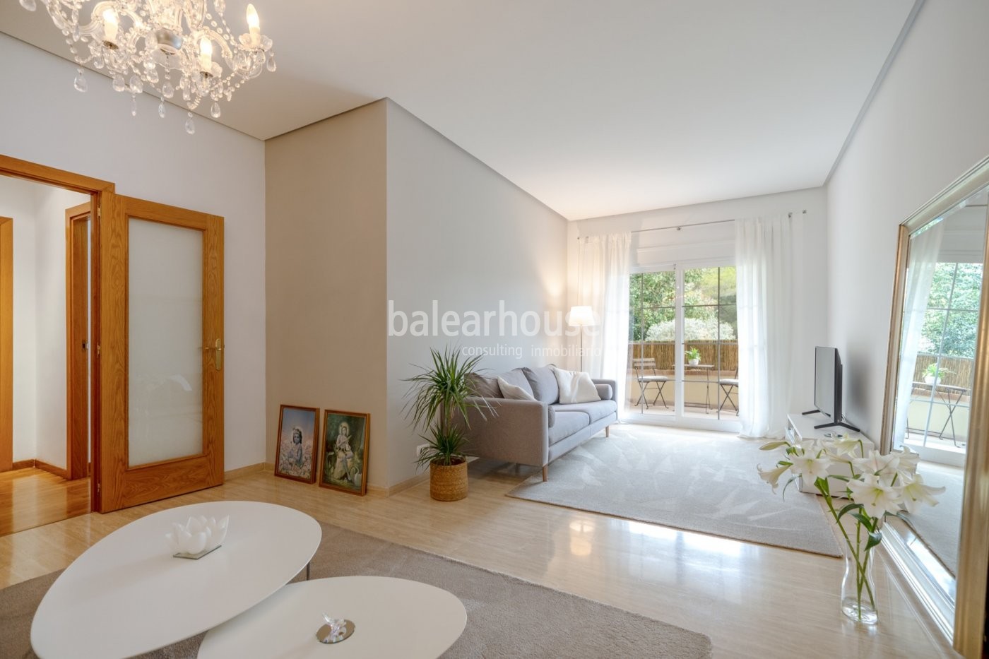 Excelente piso lleno de luz en una cuidada comunidad con jardín y piscinas en la Bonanova