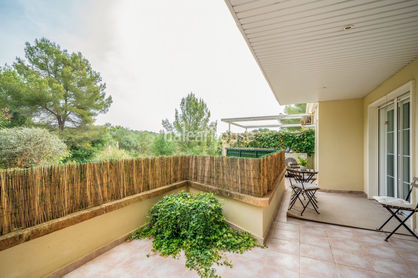 Excelente piso lleno de luz en una cuidada comunidad con jardín y piscinas en la Bonanova