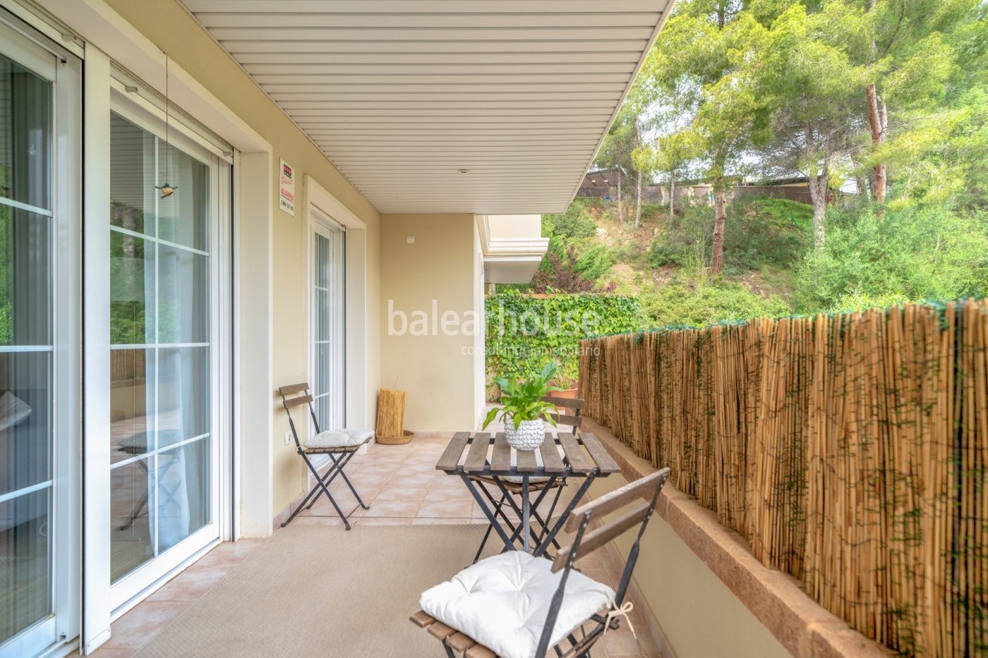 Excelente piso lleno de luz en una cuidada comunidad con jardín y piscinas en la Bonanova