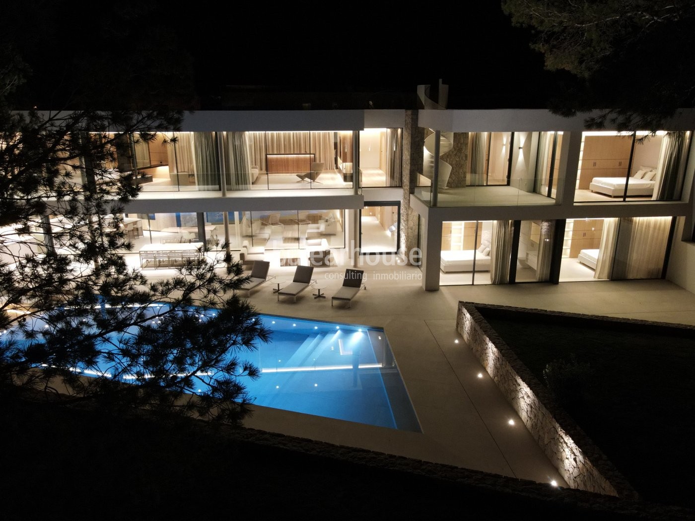 Gran villa de obra nueva con un contemporáneo diseño en el bello entorno de Nova Santa Ponsa.
