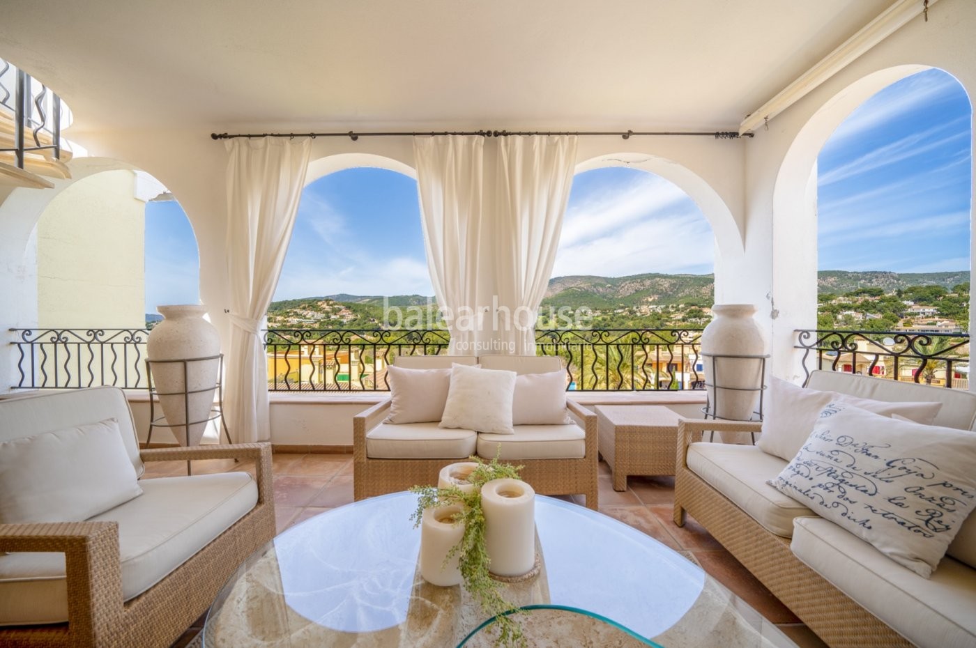 Vivir todo el año cerca de playas en este magnífico ático con solárium y vistas que llegan al mar.