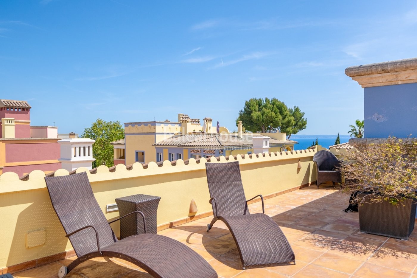 Vivir todo el año cerca de playas en este magnífico ático con solárium y vistas que llegan al mar.
