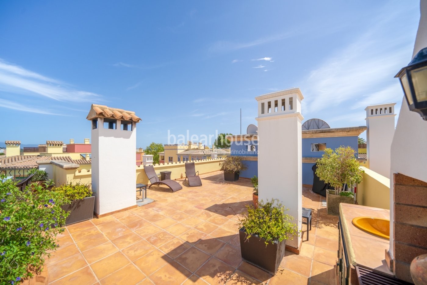 Vivir todo el año cerca de playas en este magnífico ático con solárium y vistas que llegan al mar.