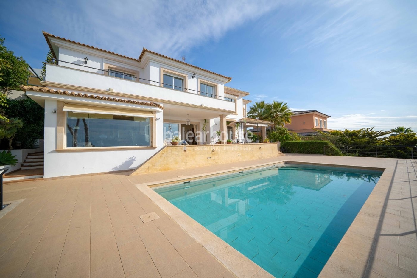 Orientación sur  y altas calidades en esta gran villa con espectaculares vistas al mar en Bendinat.