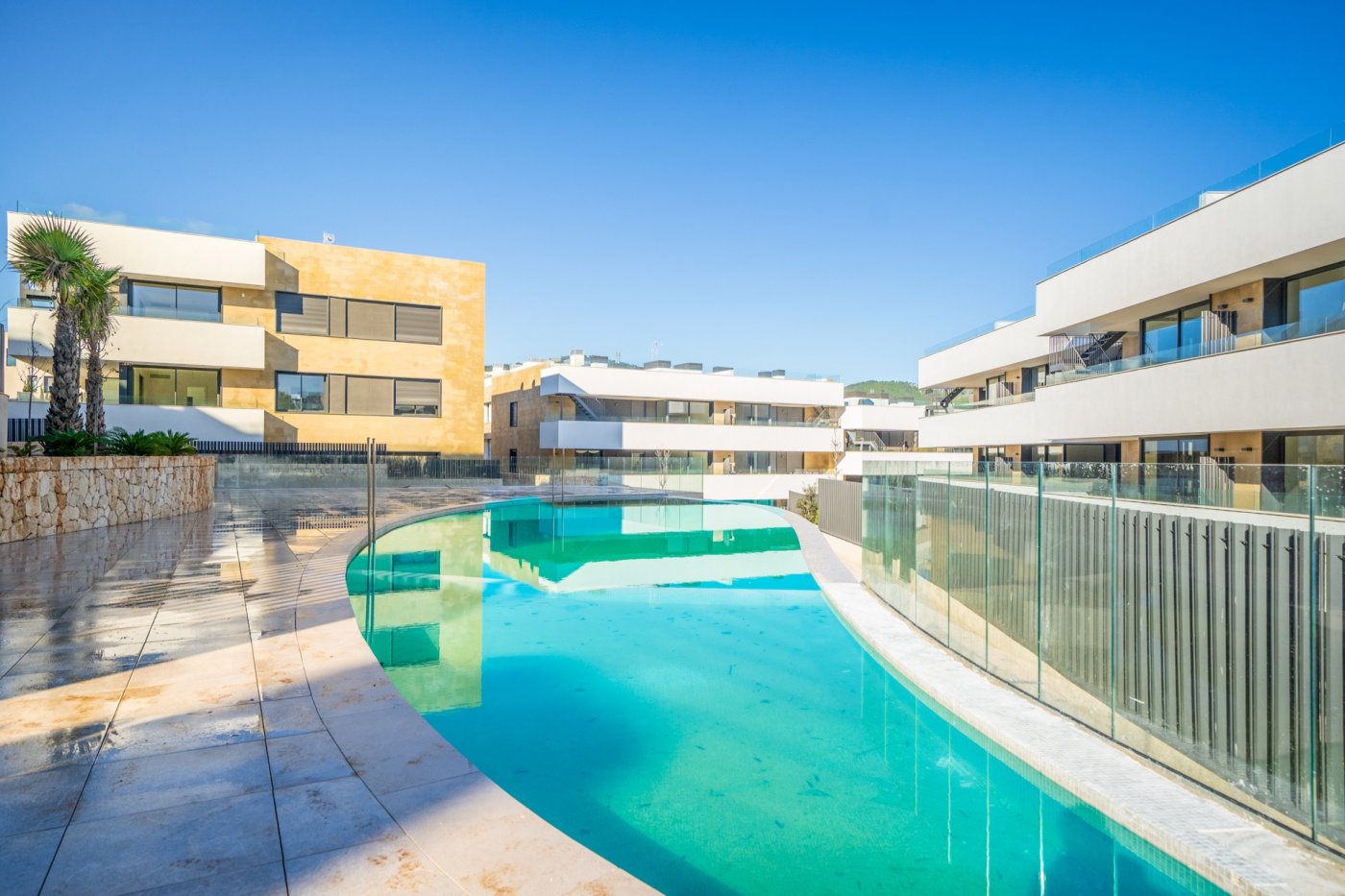 Ausgezeichnete Wohnung mit großer Terrasse in einer gepflegten Anlage neben dem Golfplatz in Palma.