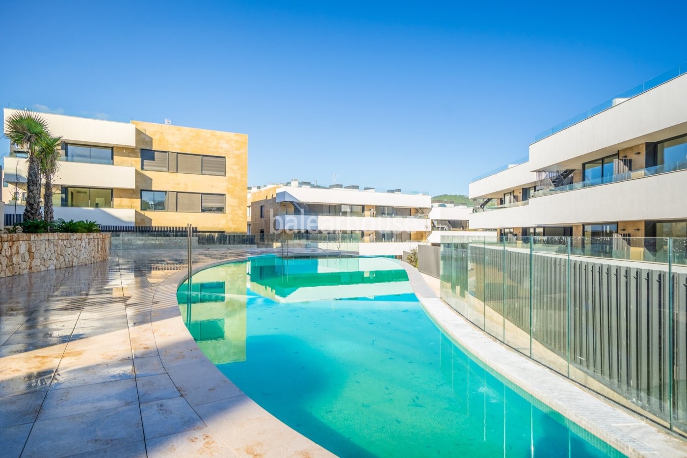 Excelente piso lleno de luz y con gran terraza en un cuidado complejo junto al golf en Palma.