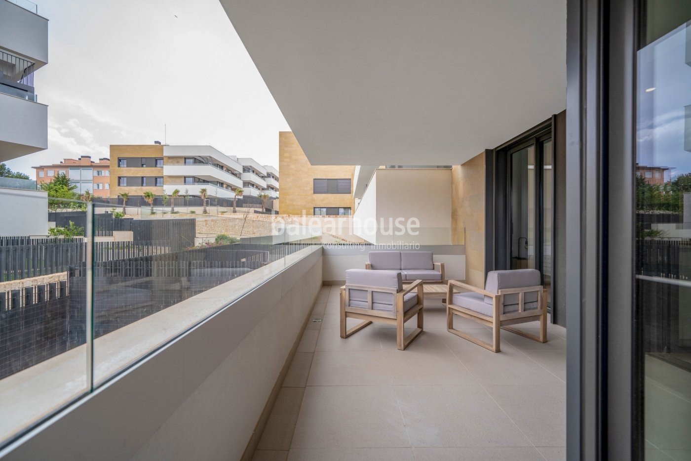 Excelente piso lleno de luz y con gran terraza en un cuidado complejo junto al golf en Palma.