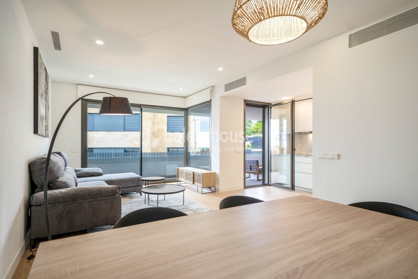 Excelente piso lleno de luz y con gran terraza en un cuidado complejo junto al golf en Palma.