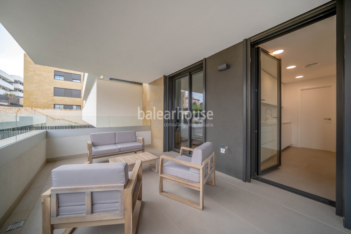 Excelente piso lleno de luz y con gran terraza en un cuidado complejo junto al golf en Palma.