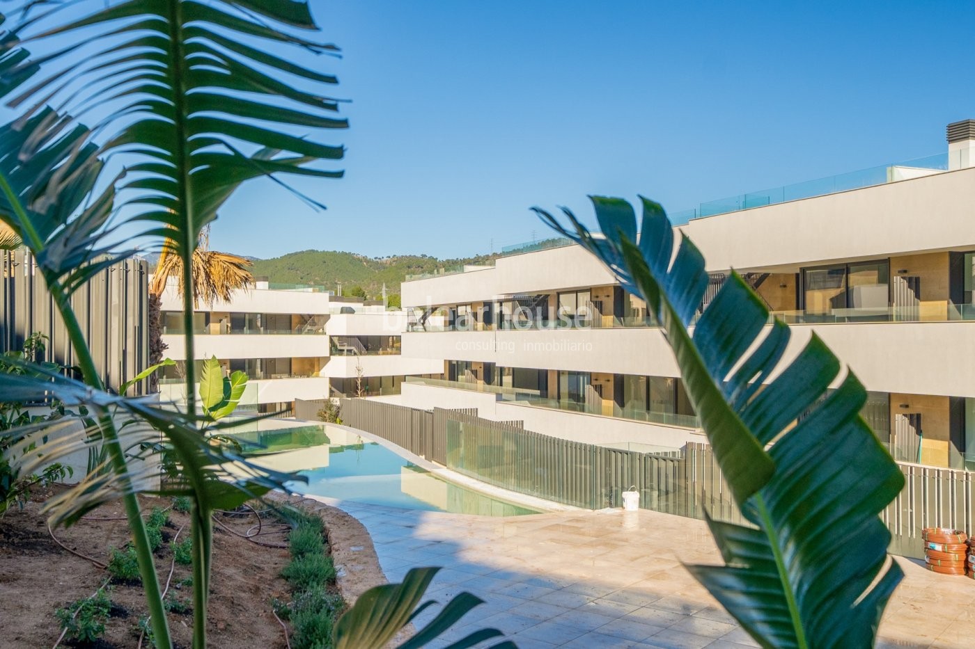 Excelente piso lleno de luz y con gran terraza en un cuidado complejo junto al golf en Palma.