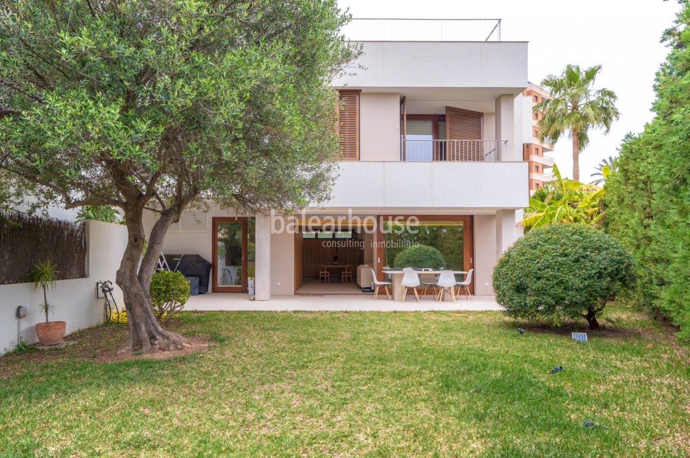 Moderne Villa mit Garten, großer Sonnenterrasse und allen Annehmlichkeiten in Bonanova gelegen.