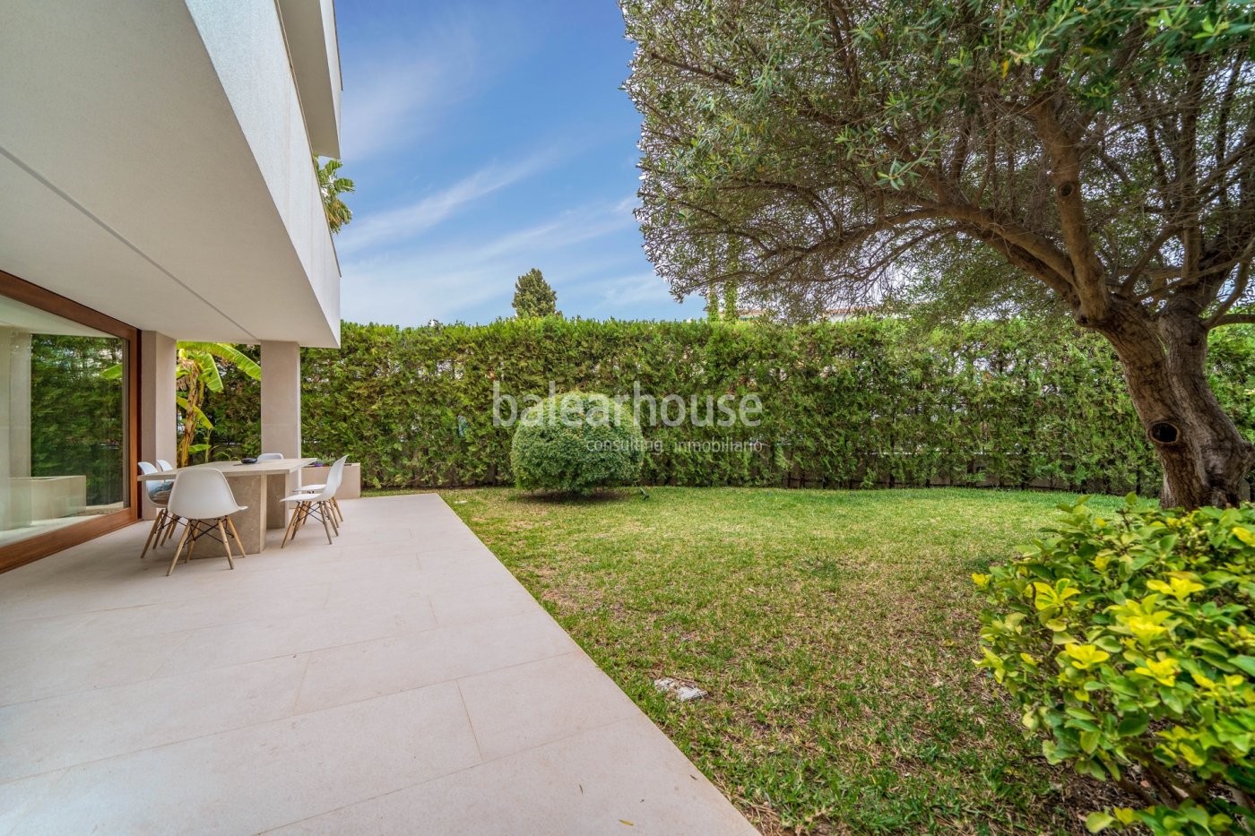 Moderne Villa mit Garten, großer Sonnenterrasse und allen Annehmlichkeiten in Bonanova gelegen.