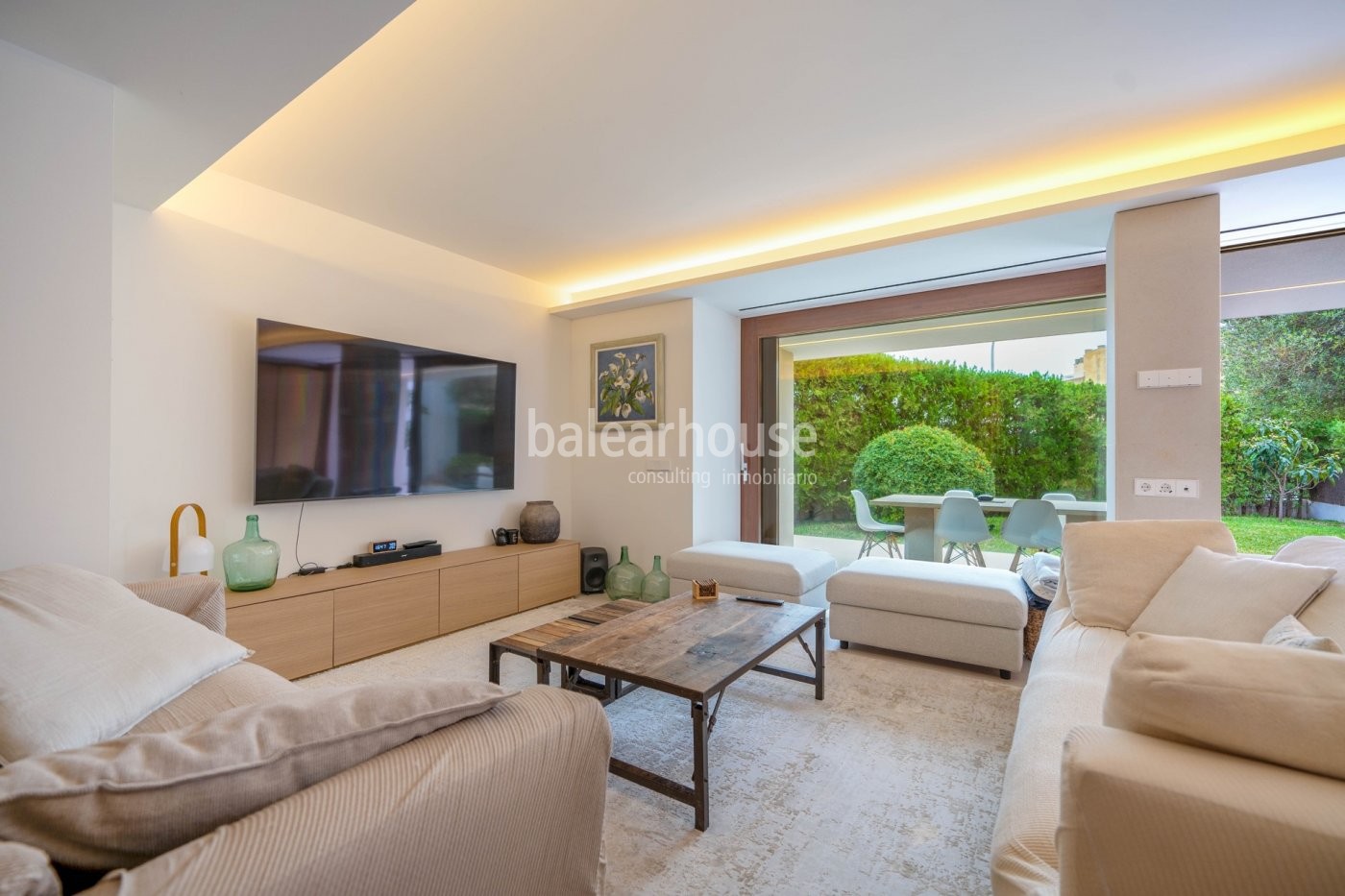 Moderno chalet con jardín y gran área de solárium y todas las comodidades ubicado en la Bonanova.