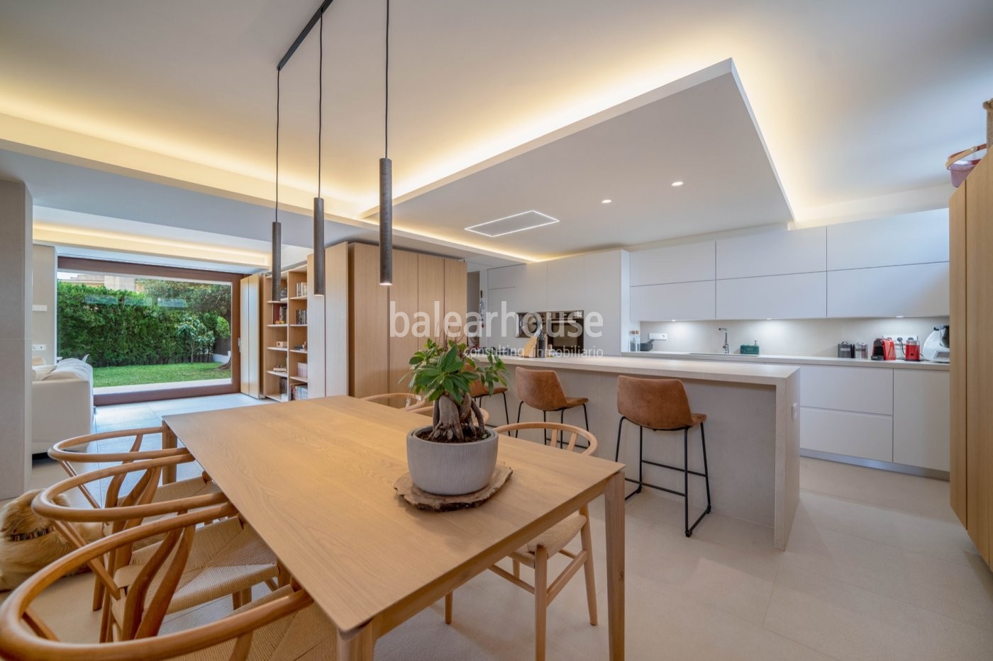 Moderno chalet con jardín y gran área de solárium y todas las comodidades ubicado en la Bonanova.