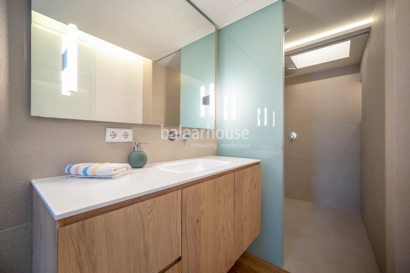 Moderno chalet con jardín y gran área de solárium y todas las comodidades ubicado en la Bonanova.