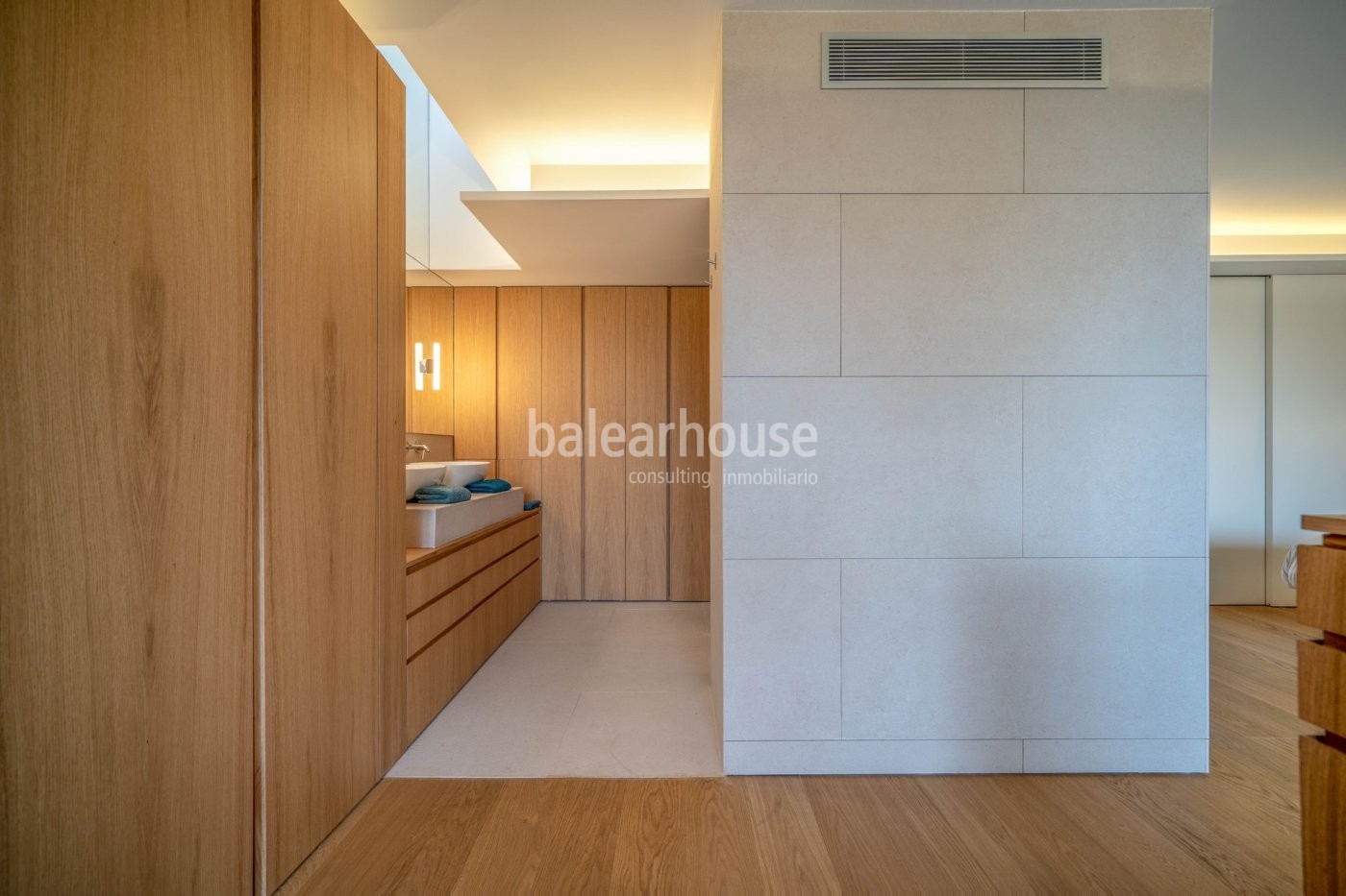 Moderno chalet con jardín y gran área de solárium y todas las comodidades ubicado en la Bonanova.