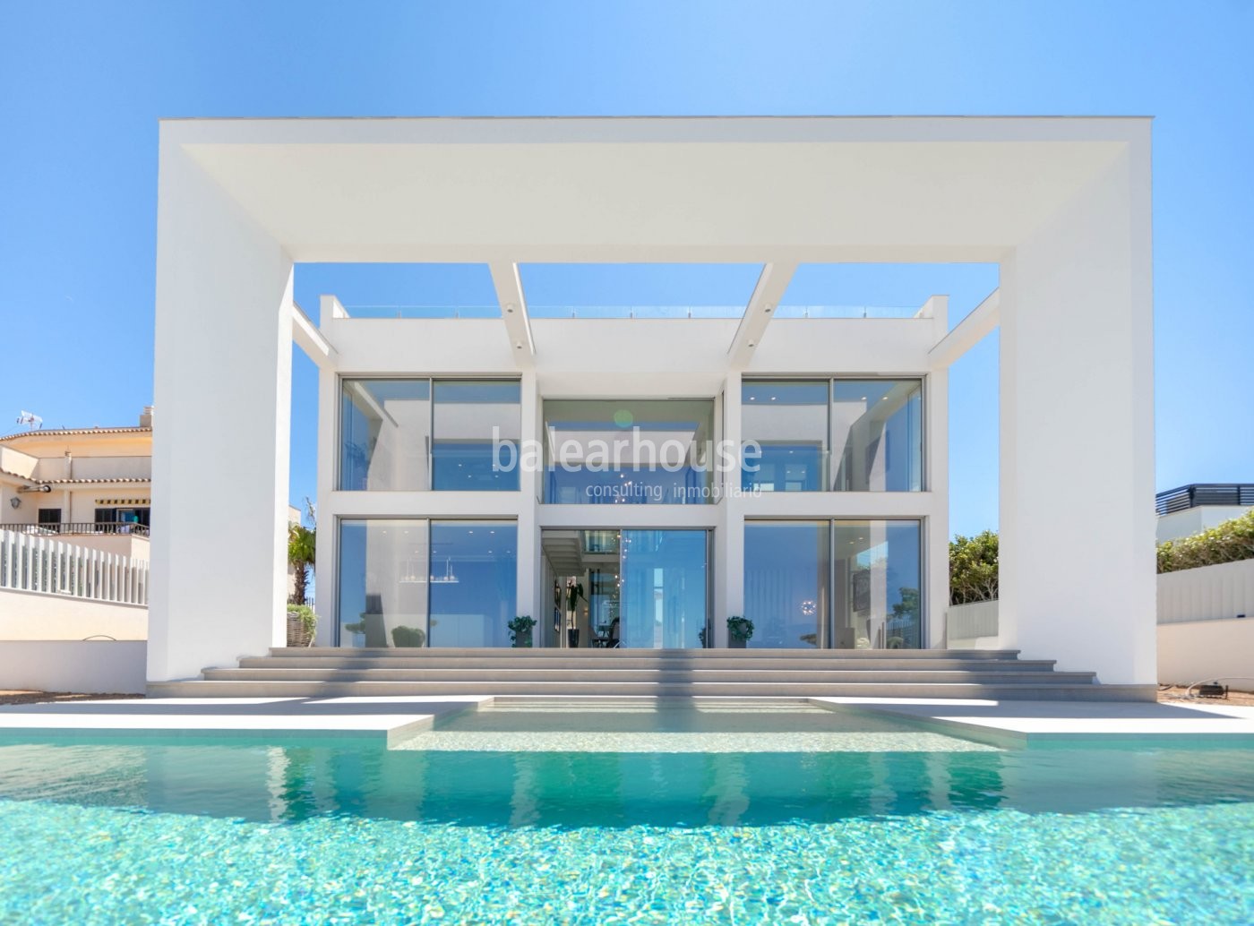 Sensational newly built villa in Port Adriano, which stretches out like a great lookout to the sea