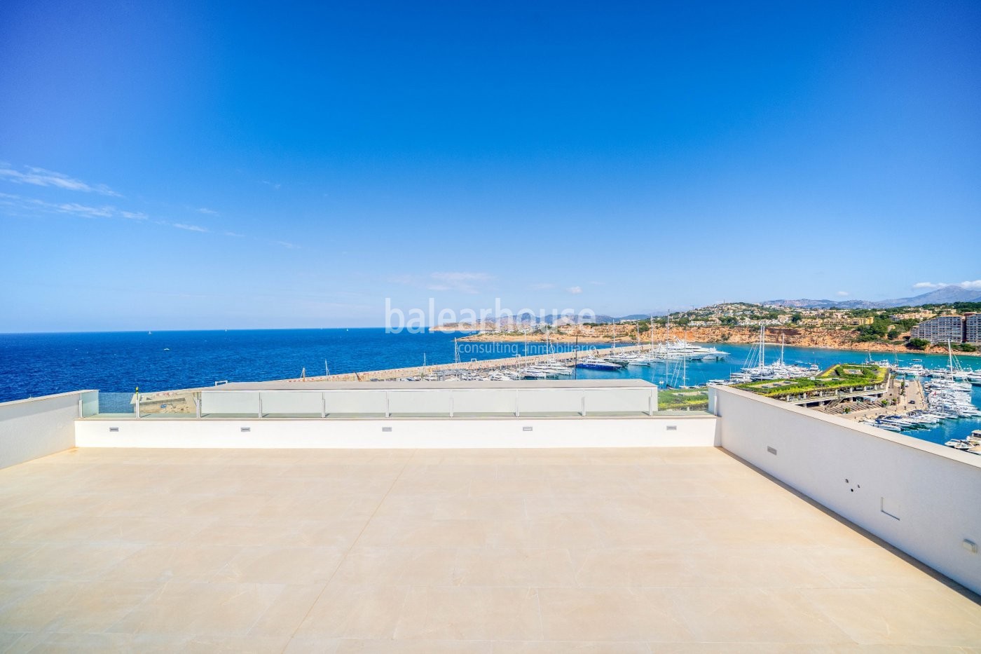 Sensacional villa de obra nueva que se extiende como un gran mirador al mar en Port Adriano