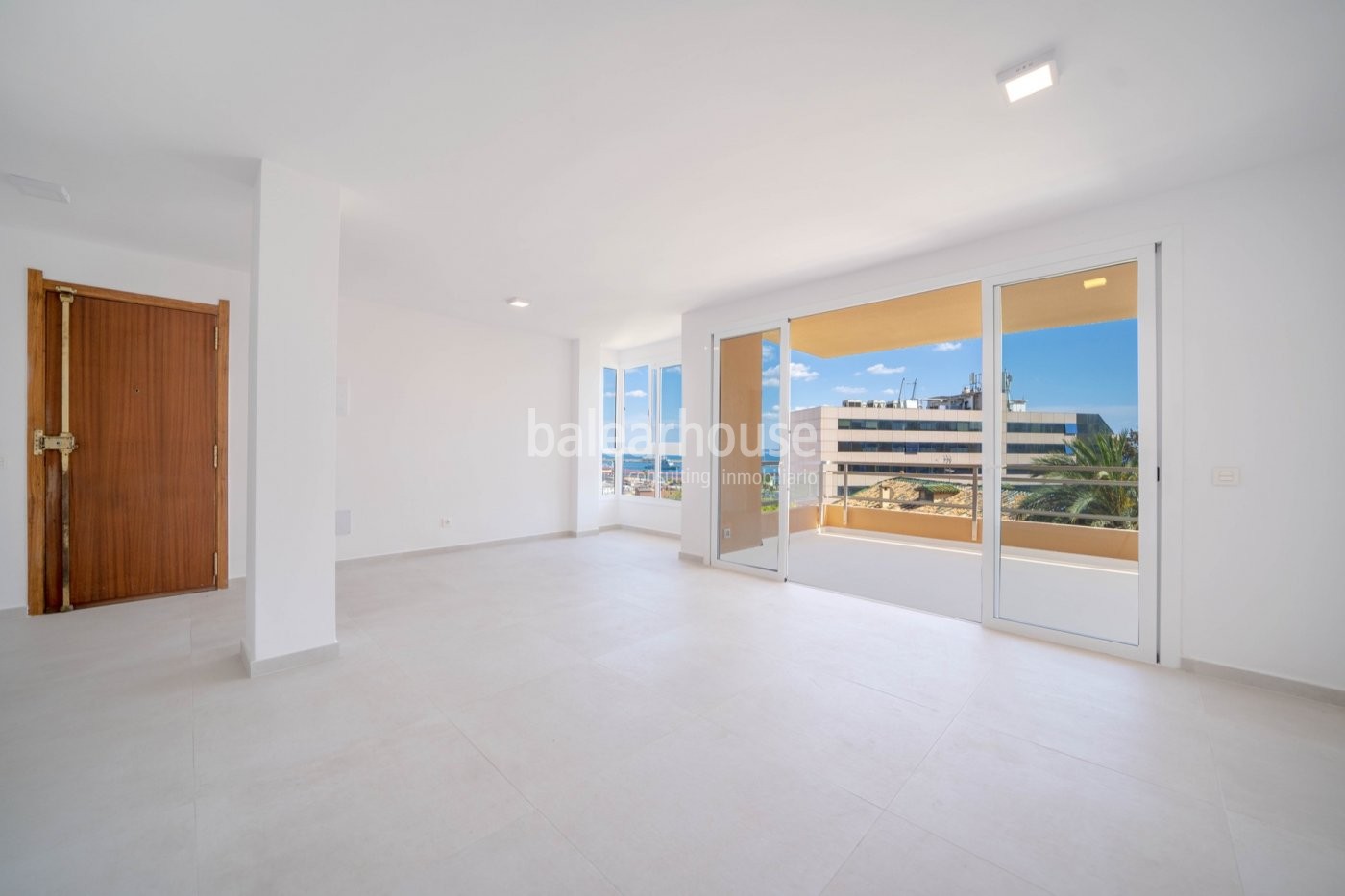 Large south facing, modern flat offering a large terrace with sea views.