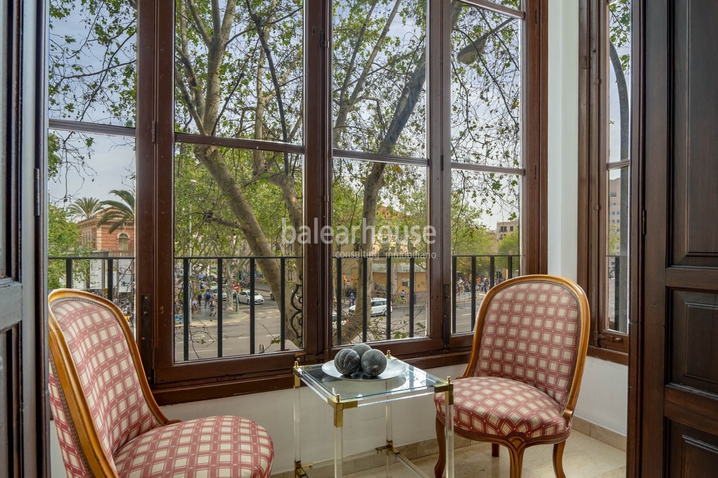 Large stately flat with lots of natural light in an excellent location in the centre of Palma