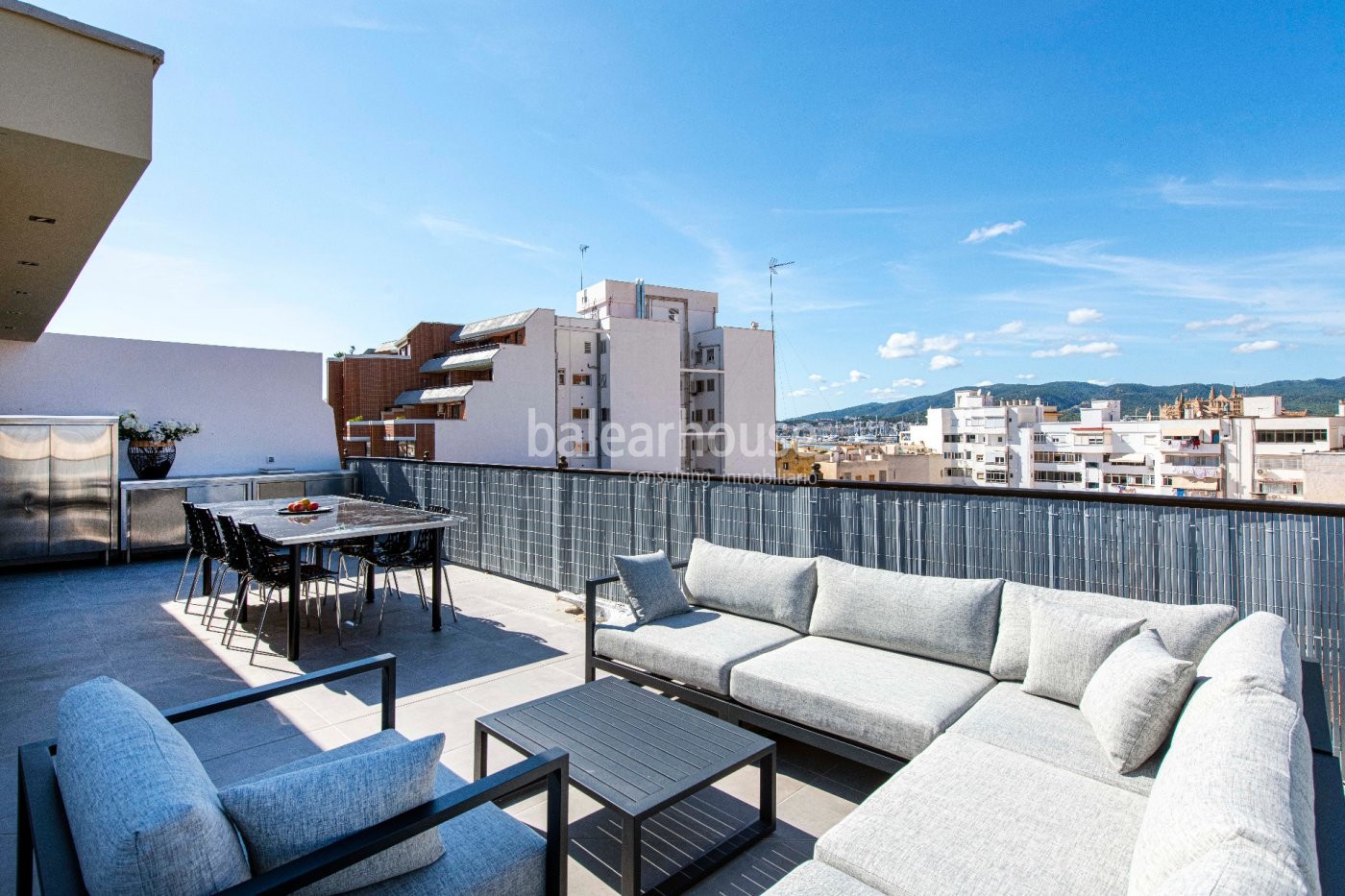 Spectacular refurbished penthouse with panoramic views next to the beach in Palma.