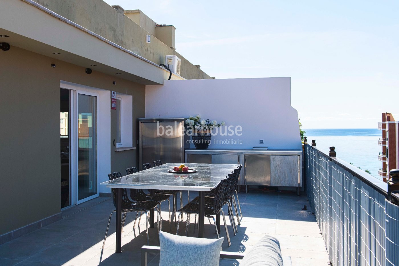 Spectacular refurbished penthouse with panoramic views next to the beach in Palma.