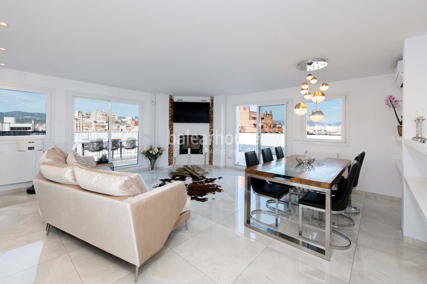 Spectacular refurbished penthouse with panoramic views next to the beach in Palma.