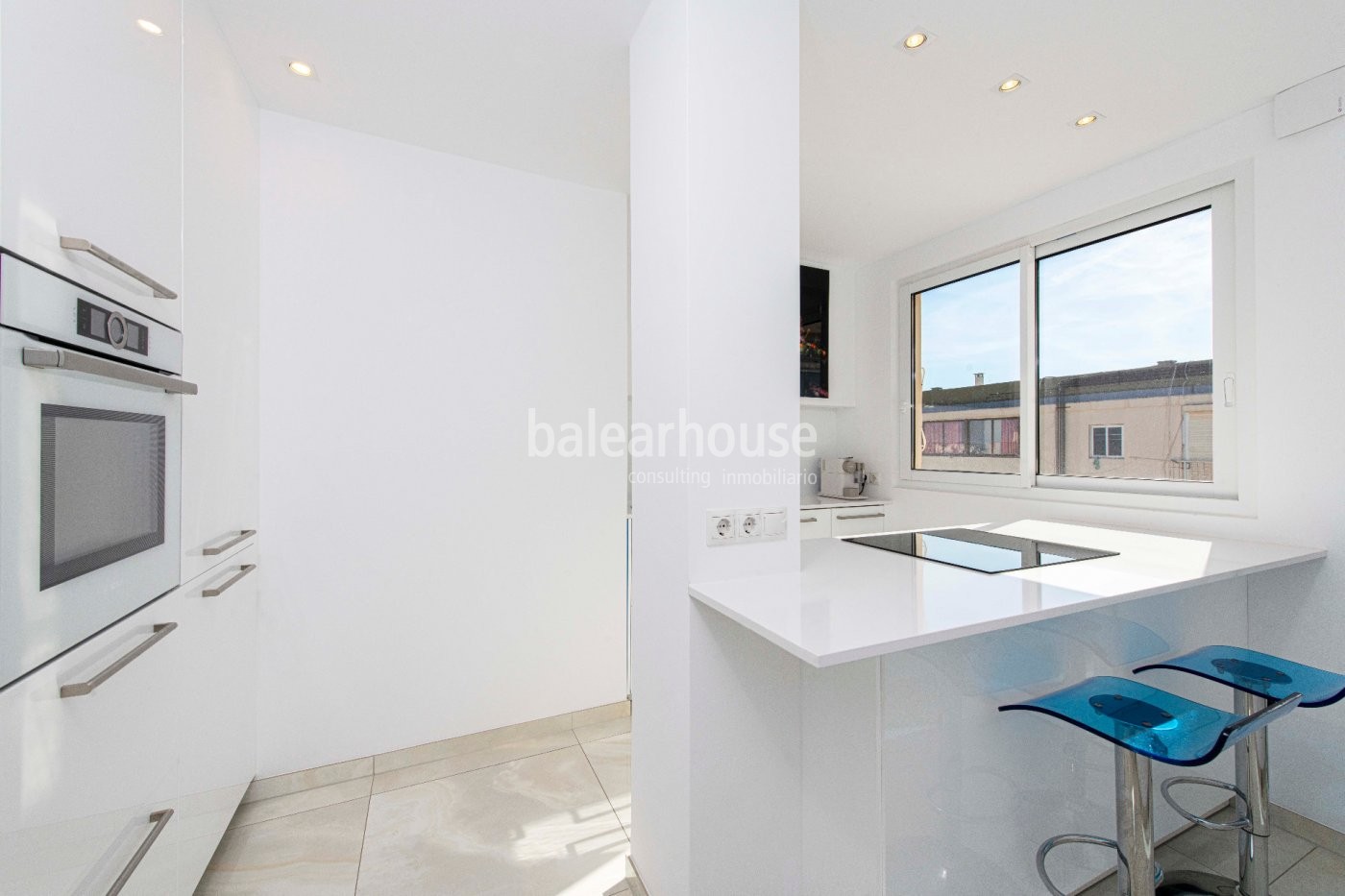 Spectacular refurbished penthouse with panoramic views next to the beach in Palma.