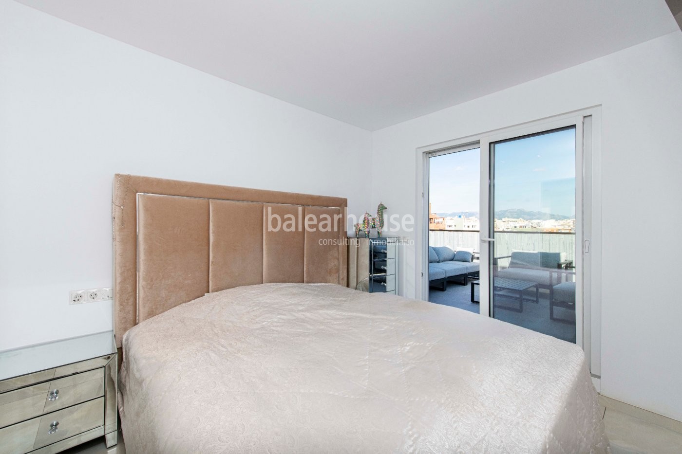 Spectacular refurbished penthouse with panoramic views next to the beach in Palma.