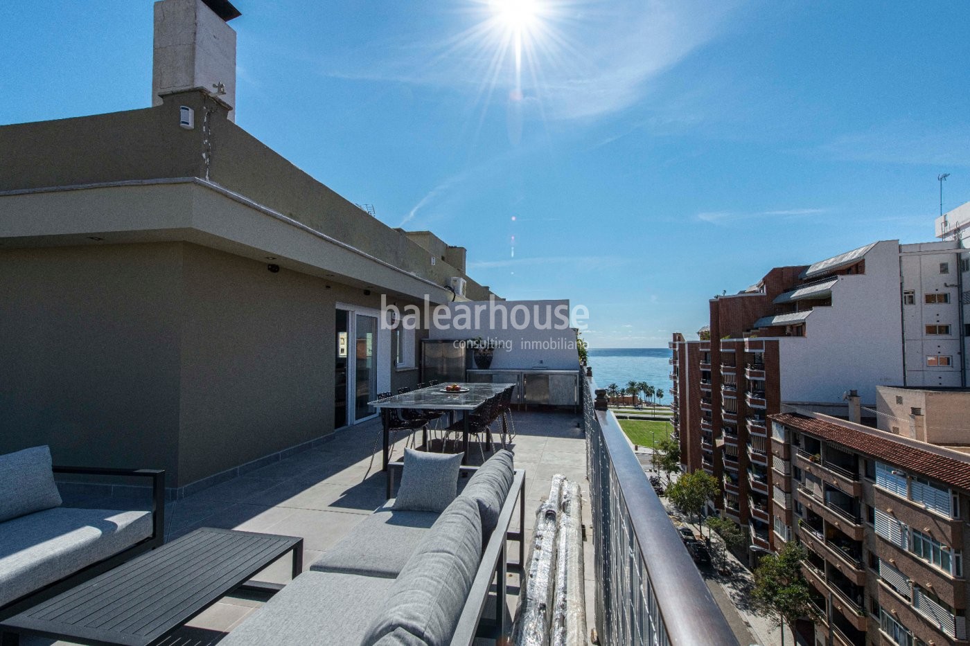 Spectacular refurbished penthouse with panoramic views next to the beach in Palma.