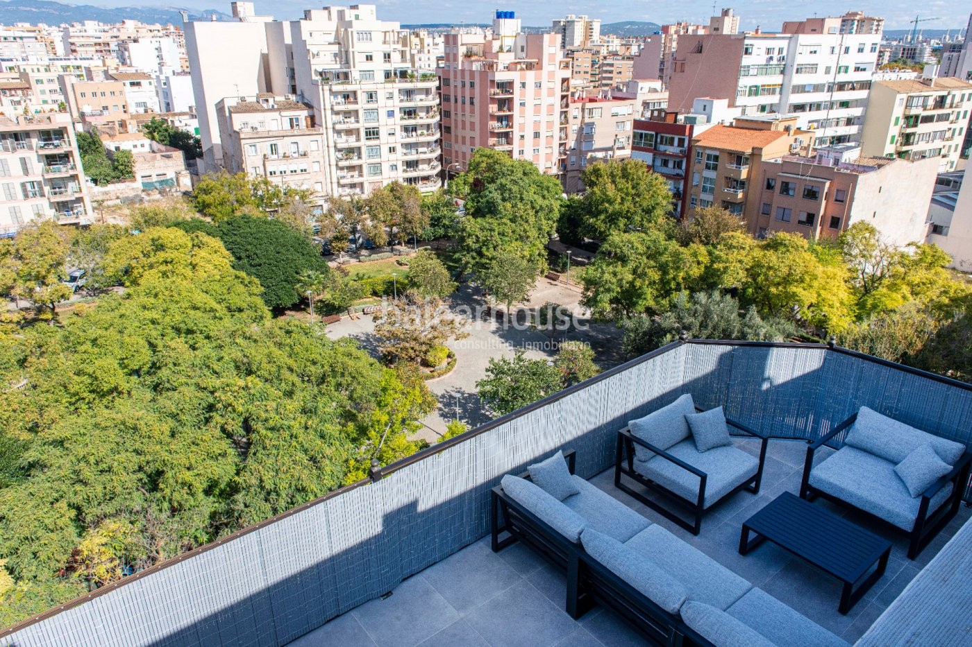 Spectacular refurbished penthouse with panoramic views next to the beach in Palma.