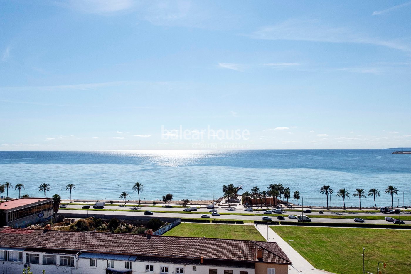 Spectacular refurbished penthouse with panoramic views next to the beach in Palma.