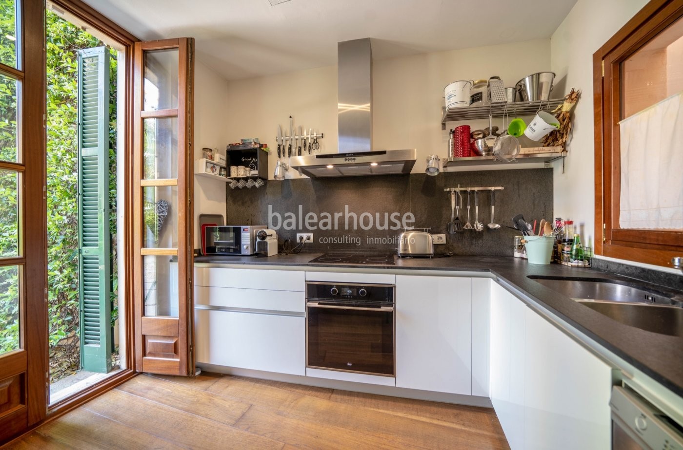 Beautiful ground floor flat with terrace in the heart of the old town