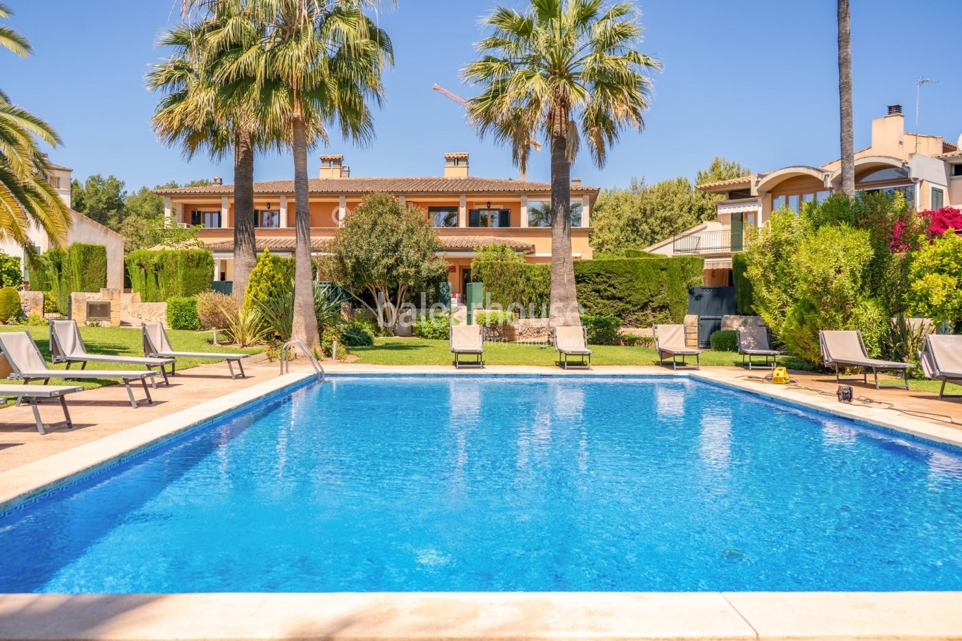 Große Villa mit modernen, lichtdurchfluteten Räumen und großem Garten in Palma.