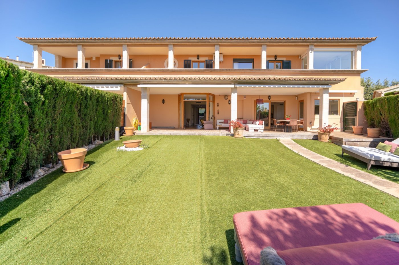 Große Villa mit modernen, lichtdurchfluteten Räumen und großem Garten in Palma.