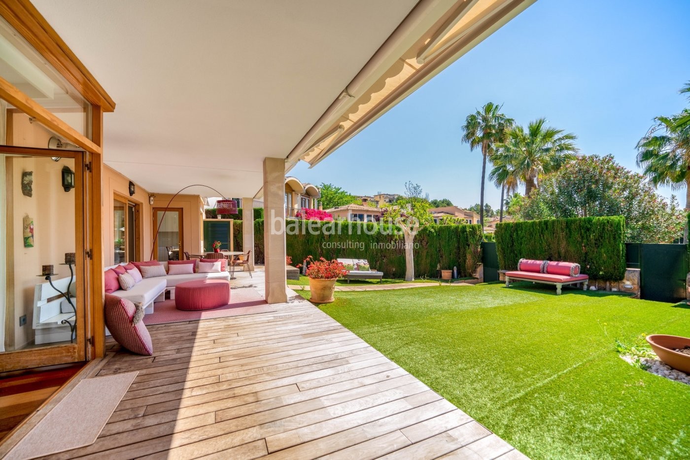 Große Villa mit modernen, lichtdurchfluteten Räumen und großem Garten in Palma.