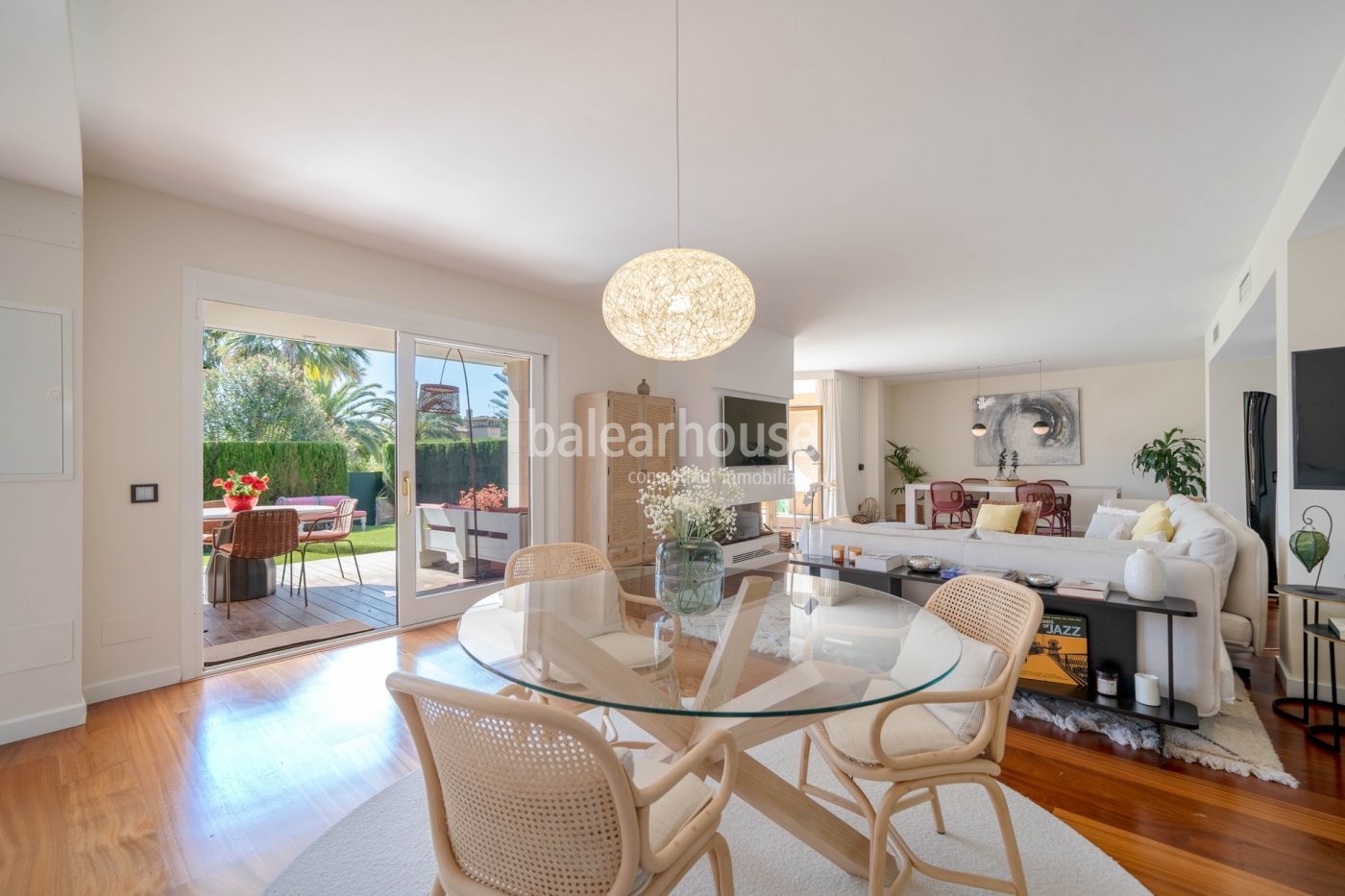 Große Villa mit modernen, lichtdurchfluteten Räumen und großem Garten in Palma.