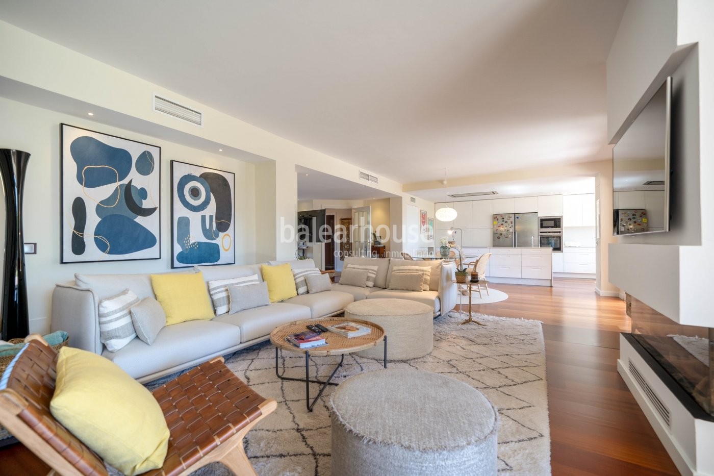 Große Villa mit modernen, lichtdurchfluteten Räumen und großem Garten in Palma.
