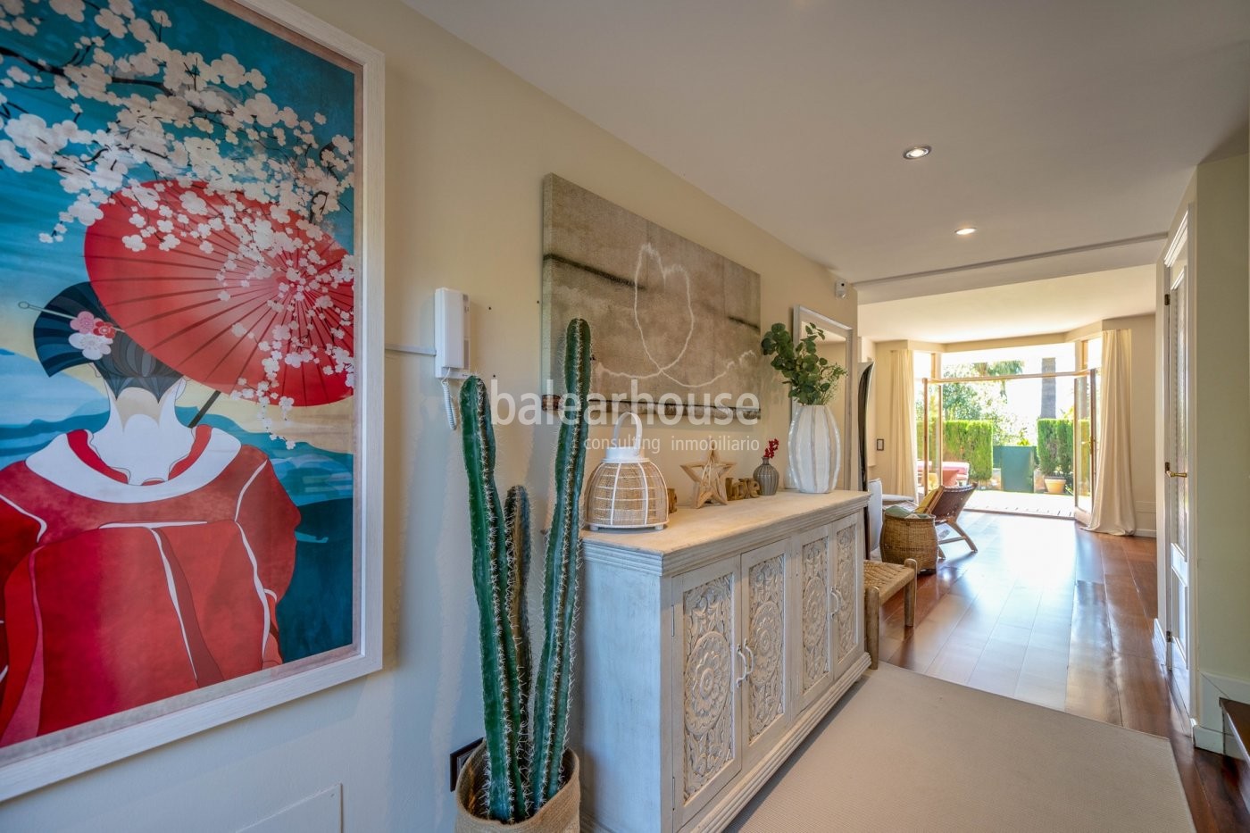 Große Villa mit modernen, lichtdurchfluteten Räumen und großem Garten in Palma.