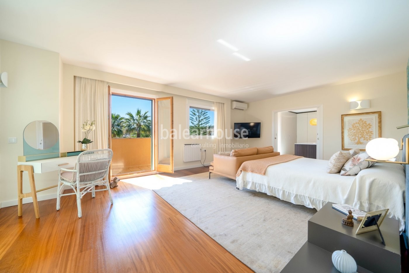 Große Villa mit modernen, lichtdurchfluteten Räumen und großem Garten in Palma.