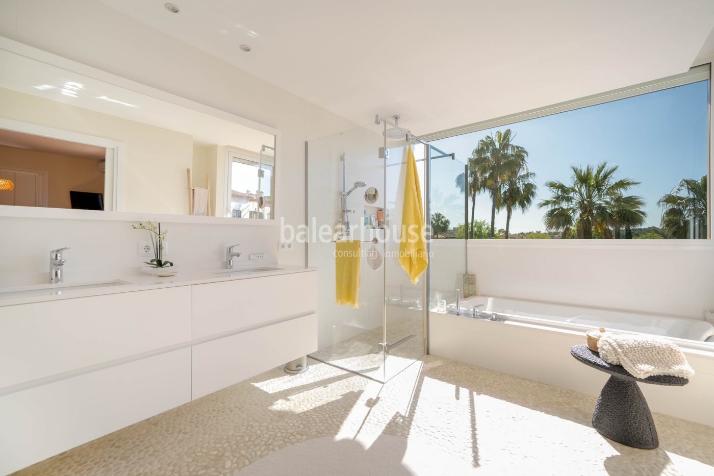 Große Villa mit modernen, lichtdurchfluteten Räumen und großem Garten in Palma.