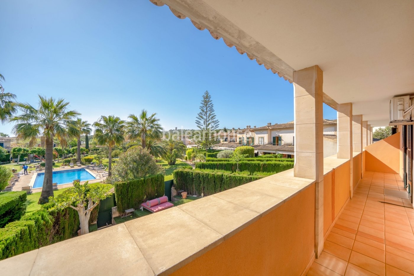 Große Villa mit modernen, lichtdurchfluteten Räumen und großem Garten in Palma.