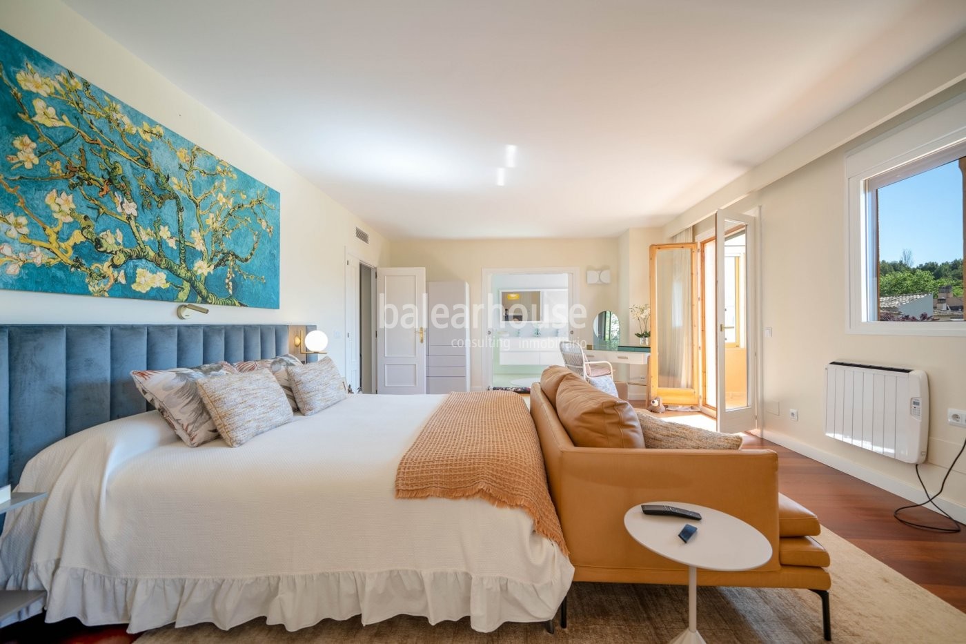 Große Villa mit modernen, lichtdurchfluteten Räumen und großem Garten in Palma.