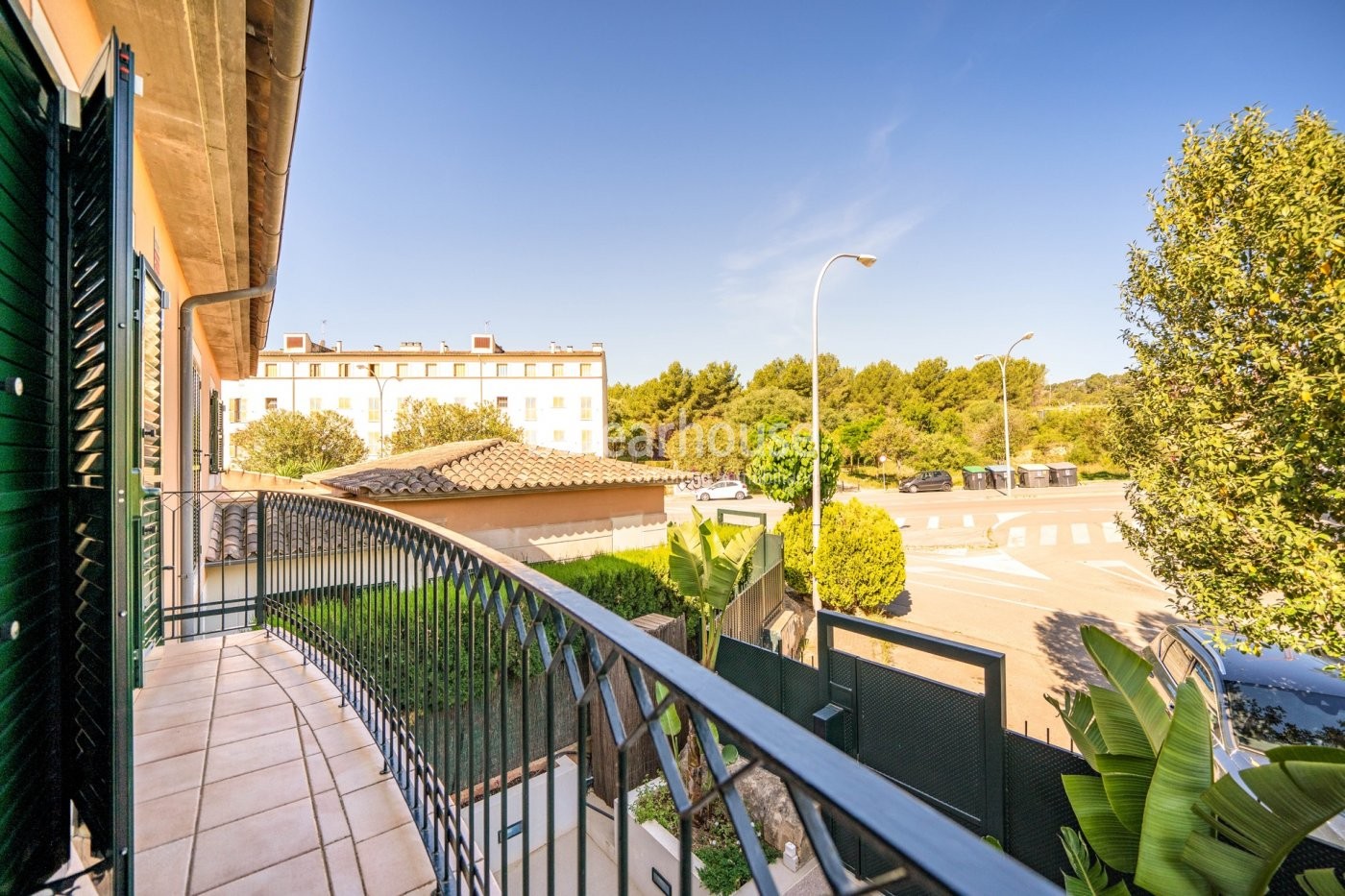 Große Villa mit modernen, lichtdurchfluteten Räumen und großem Garten in Palma.