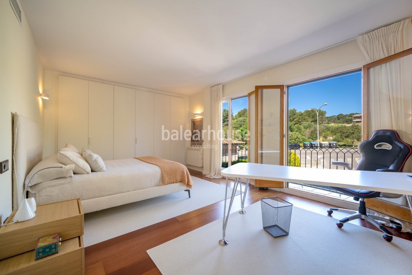 Große Villa mit modernen, lichtdurchfluteten Räumen und großem Garten in Palma.